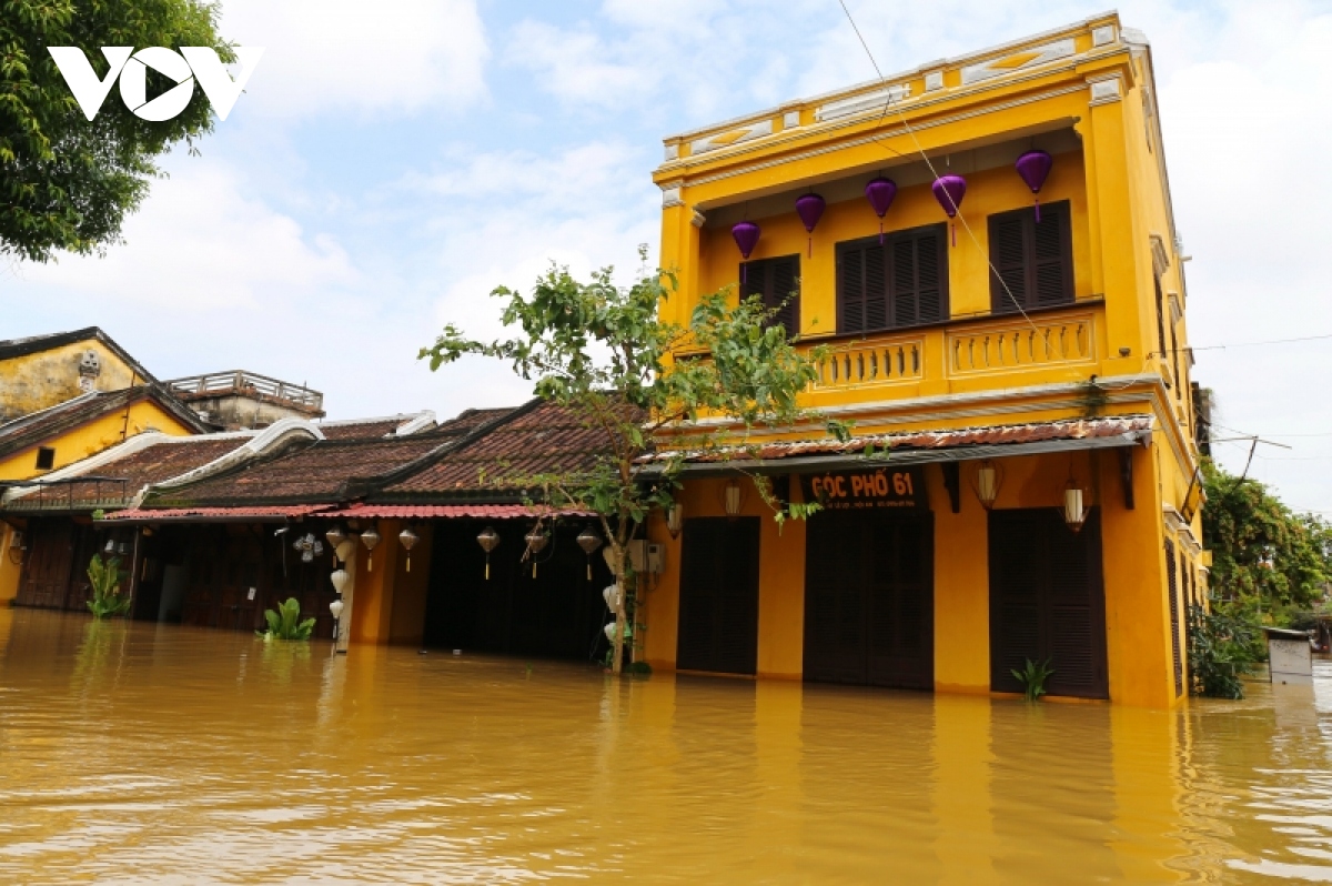 pho co hoi an ngap trong nuoc lu, nguoi dan di lai bang ghe hinh anh 13