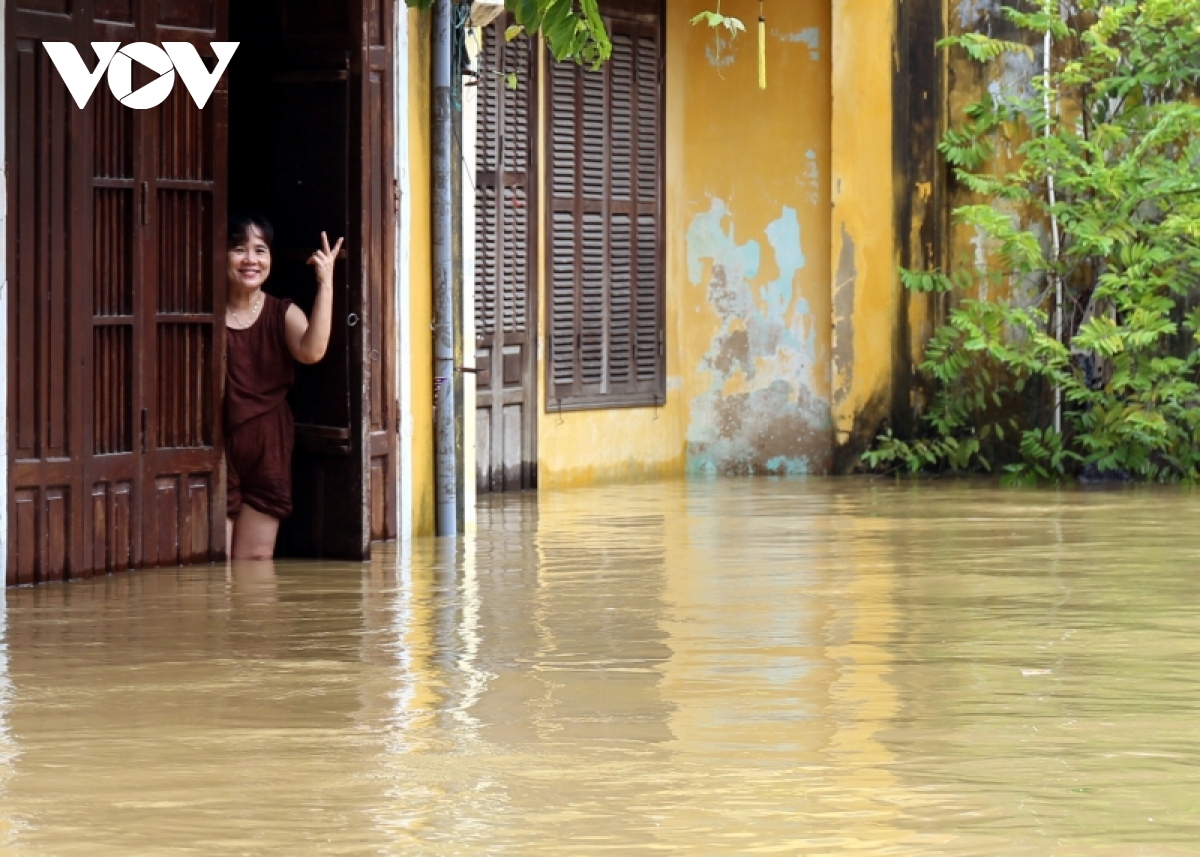 pho co hoi an ngap trong nuoc lu, nguoi dan di lai bang ghe hinh anh 14