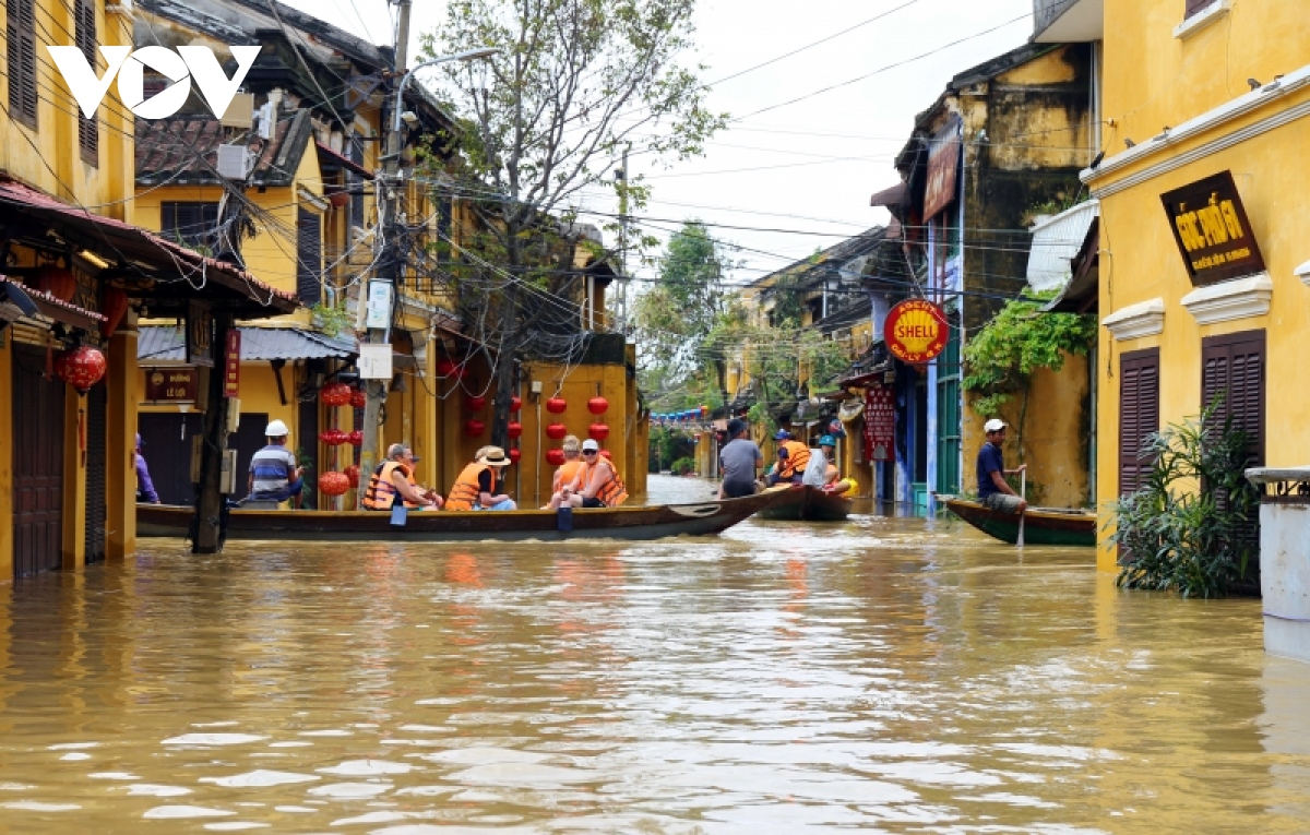 pho co hoi an ngap trong nuoc lu, nguoi dan di lai bang ghe hinh anh 15