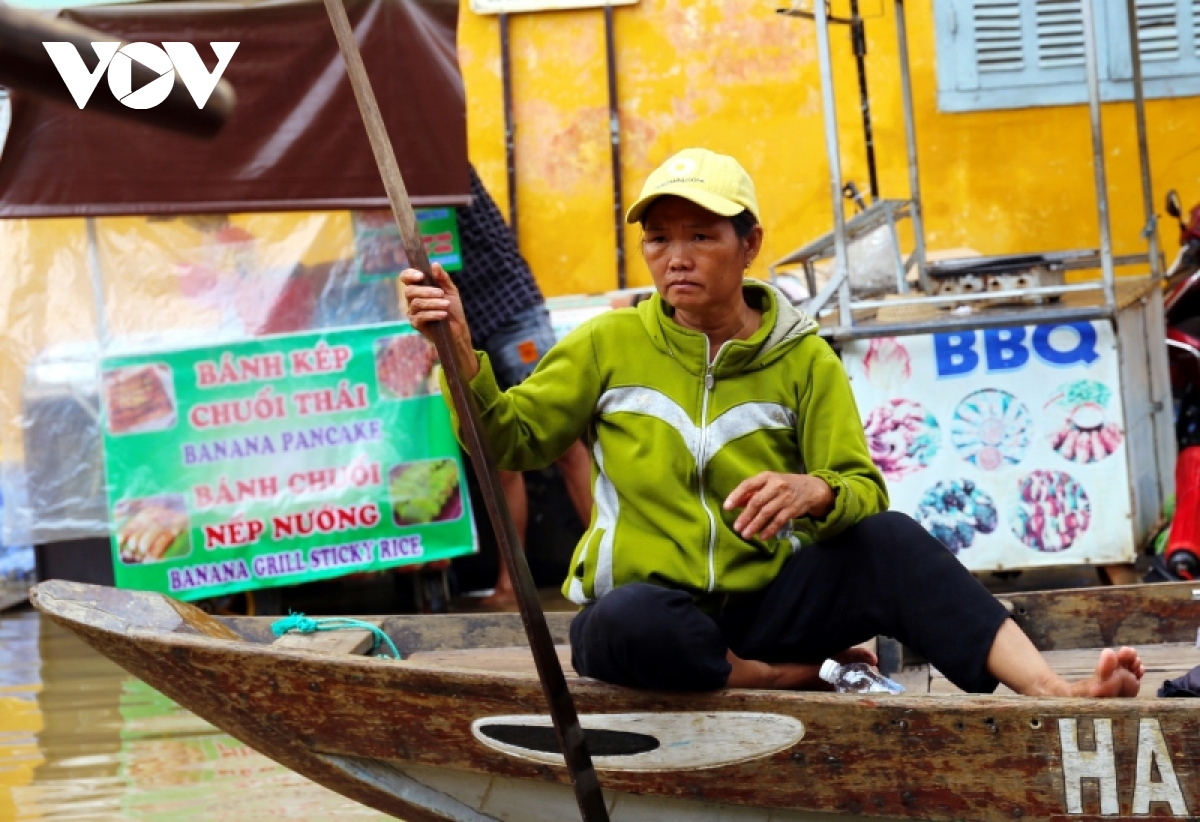 pho co hoi an ngap trong nuoc lu, nguoi dan di lai bang ghe hinh anh 16