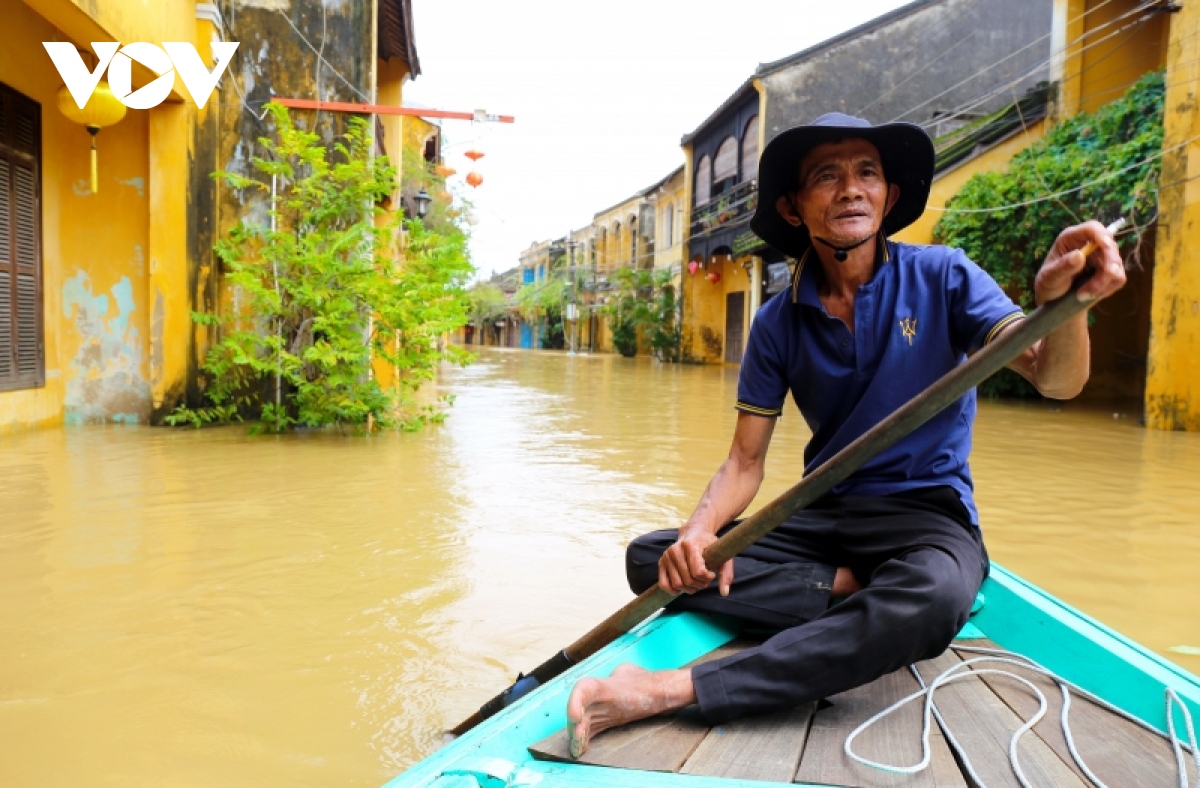 pho co hoi an ngap trong nuoc lu, nguoi dan di lai bang ghe hinh anh 17