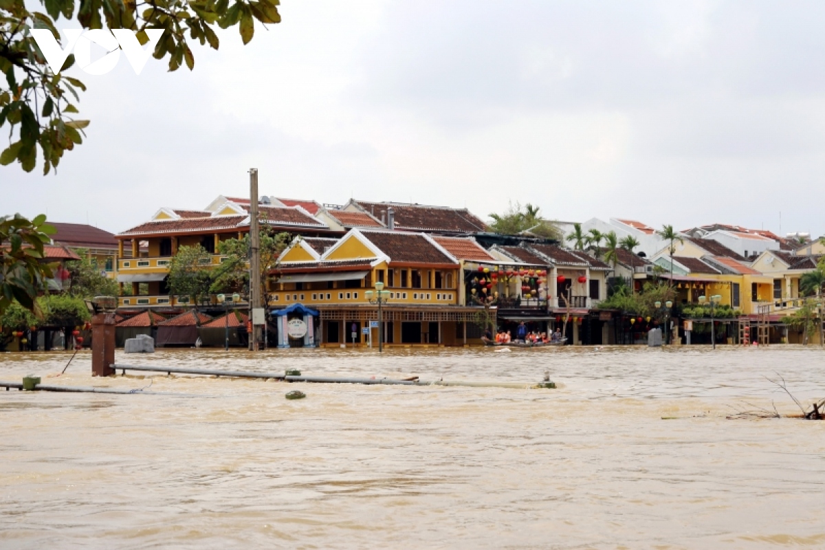 pho co hoi an ngap trong nuoc lu, nguoi dan di lai bang ghe hinh anh 18