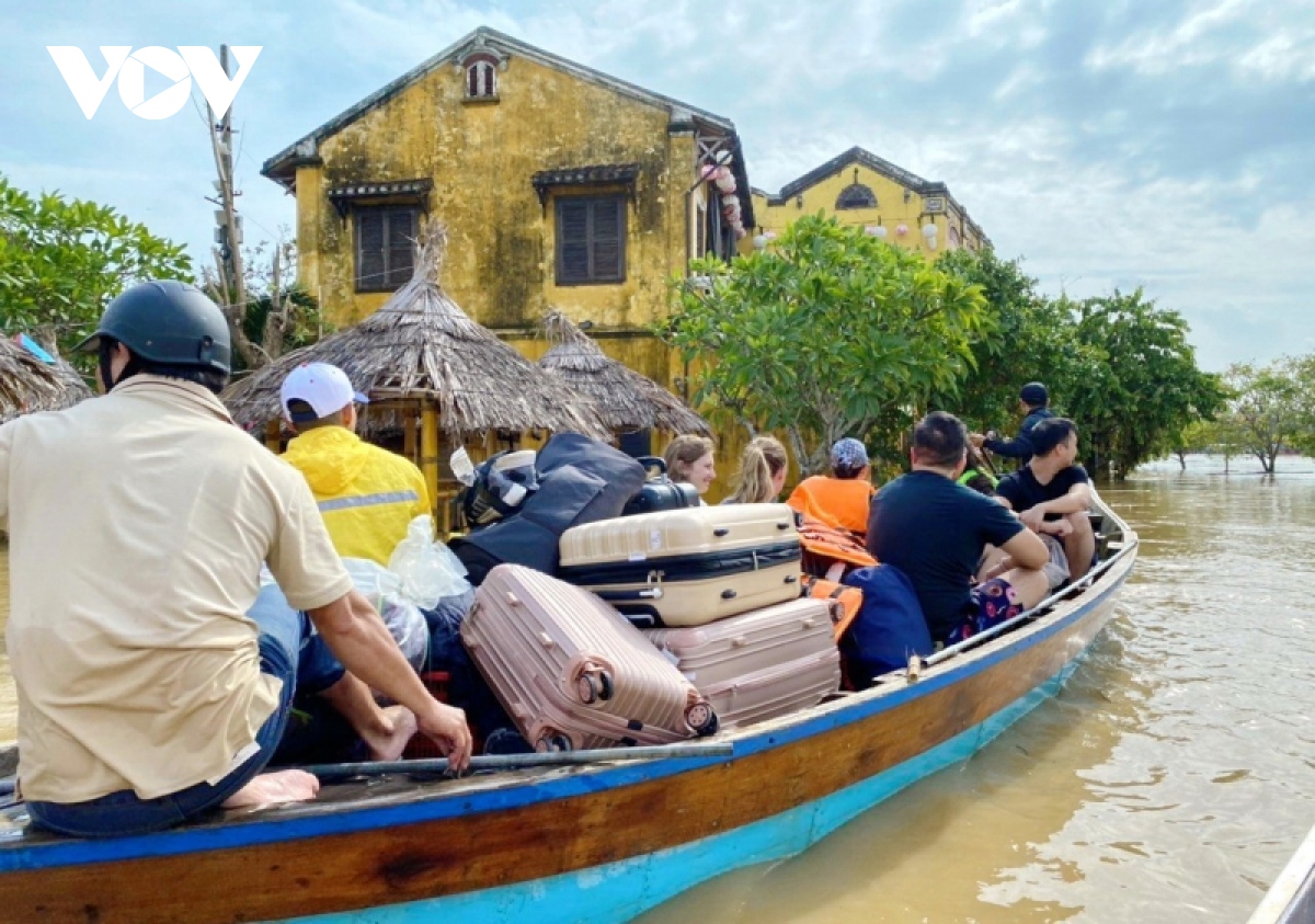 pho co hoi an ngap trong nuoc lu, nguoi dan di lai bang ghe hinh anh 2