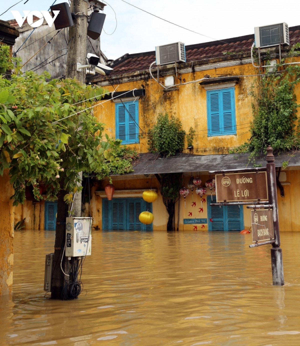 pho co hoi an ngap trong nuoc lu, nguoi dan di lai bang ghe hinh anh 19