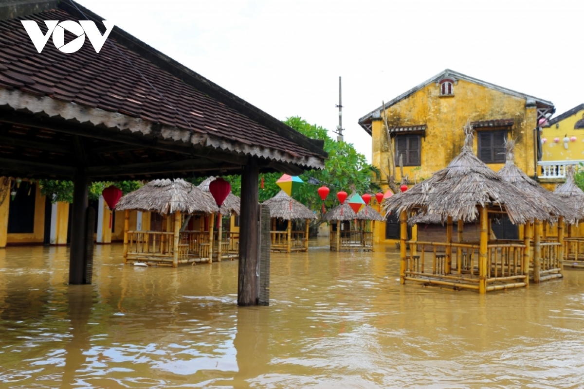 pho co hoi an ngap trong nuoc lu, nguoi dan di lai bang ghe hinh anh 20