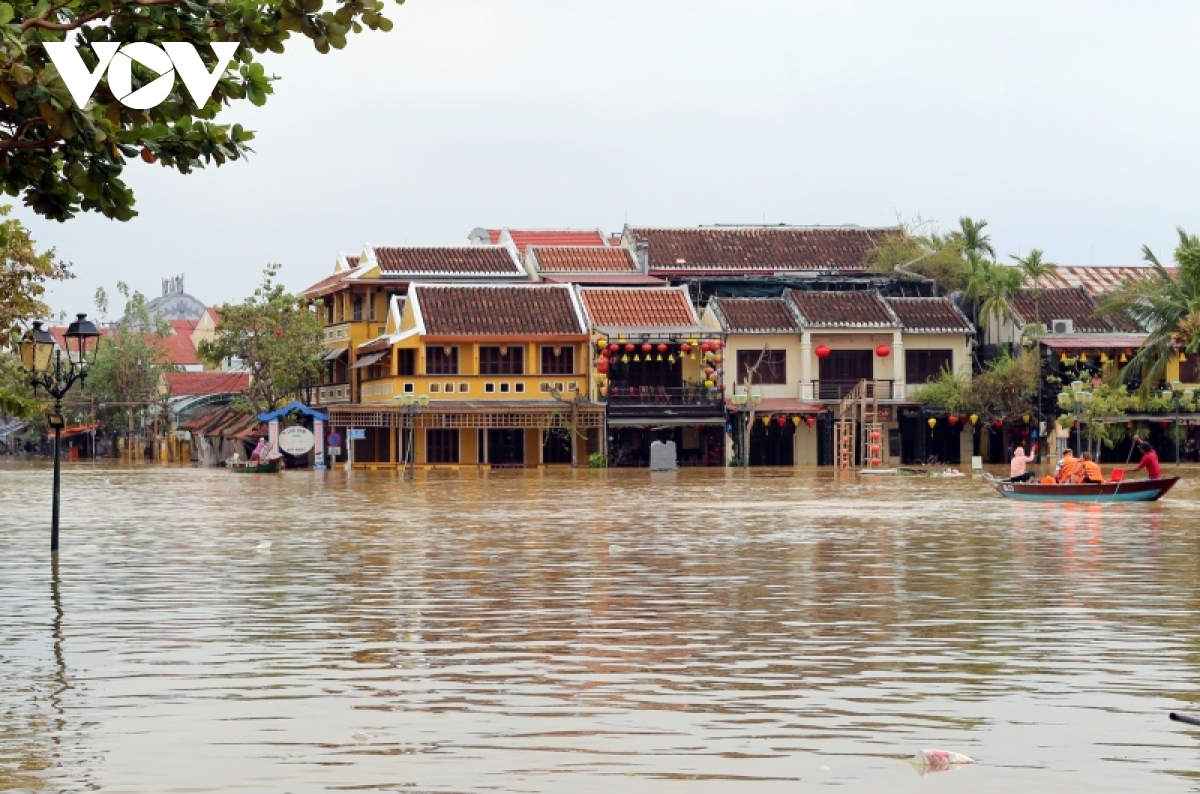 pho co hoi an ngap trong nuoc lu, nguoi dan di lai bang ghe hinh anh 22