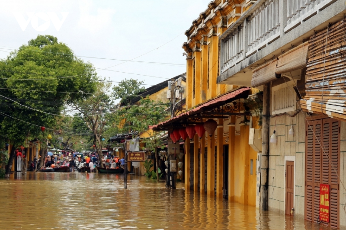 pho co hoi an ngap trong nuoc lu, nguoi dan di lai bang ghe hinh anh 4