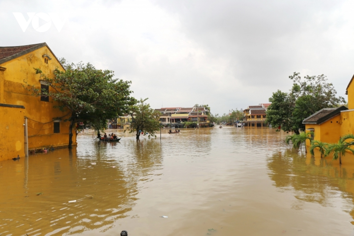 pho co hoi an ngap trong nuoc lu, nguoi dan di lai bang ghe hinh anh 5