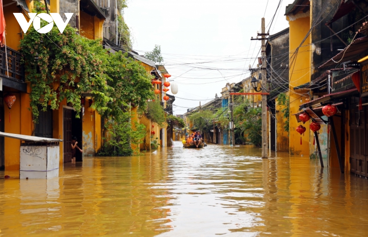 pho co hoi an ngap trong nuoc lu, nguoi dan di lai bang ghe hinh anh 6