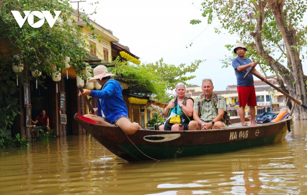 pho co hoi an ngap trong nuoc lu, nguoi dan di lai bang ghe hinh anh 7