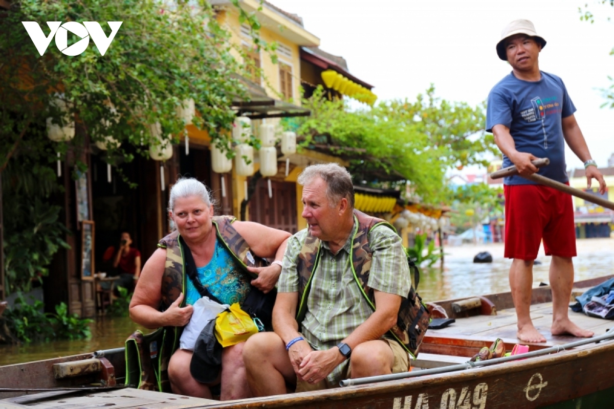 pho co hoi an ngap trong nuoc lu, nguoi dan di lai bang ghe hinh anh 8