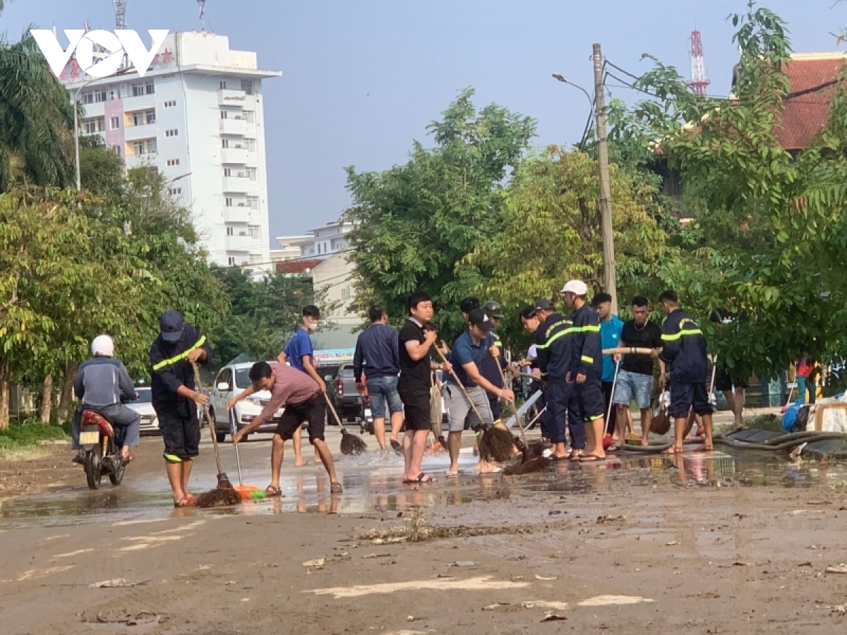 nguoi dan va cac luc luong vu trang thua thien hue don bun, dat sau mua ngap hinh anh 2