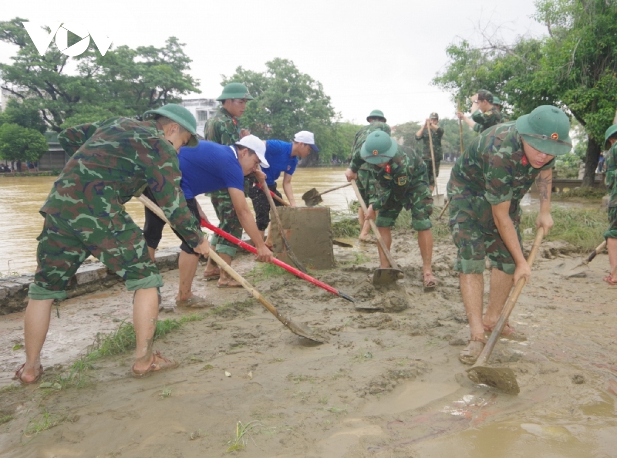 nguoi dan va cac luc luong vu trang thua thien hue don bun, dat sau mua ngap hinh anh 4