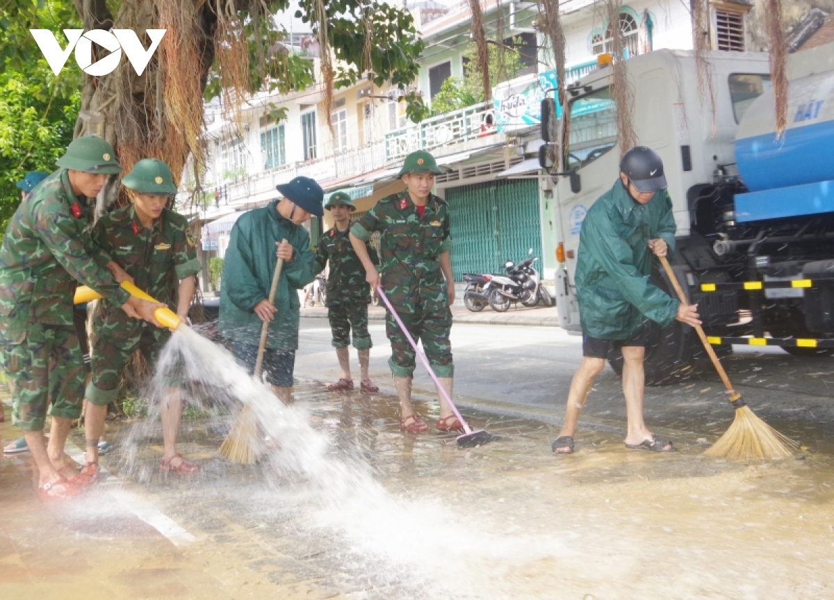 nguoi dan va cac luc luong vu trang thua thien hue don bun, dat sau mua ngap hinh anh 5