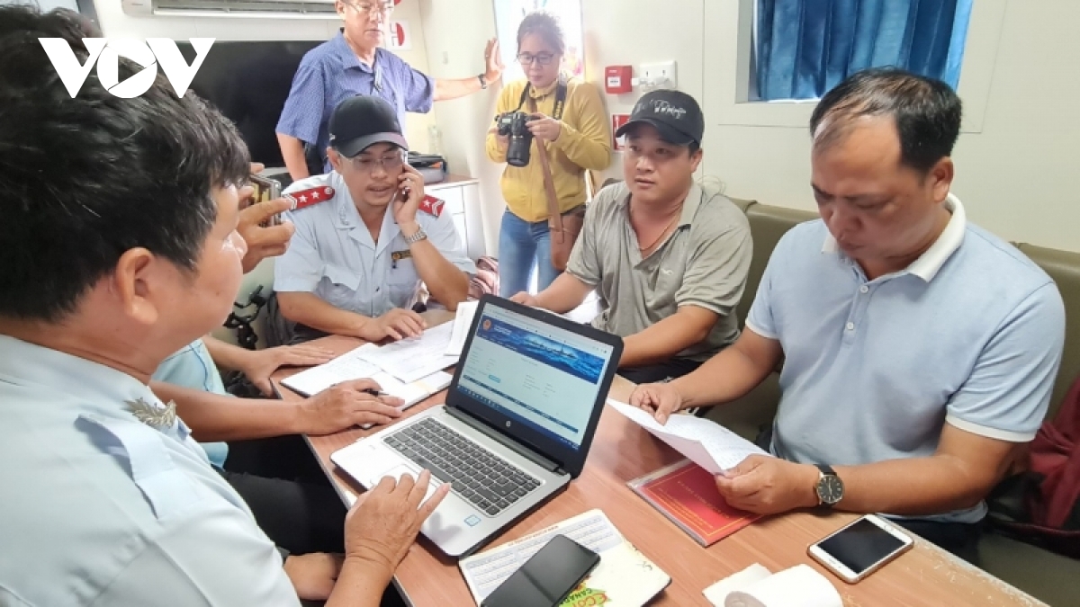 kiên giang - cà mau phối hợp tuần tra trên biển về khai thác thủy sản hình ảnh 2 kien giang - ca mau phoi hop tuan tra tren bien ve khai thac thuy san hinh anh 2