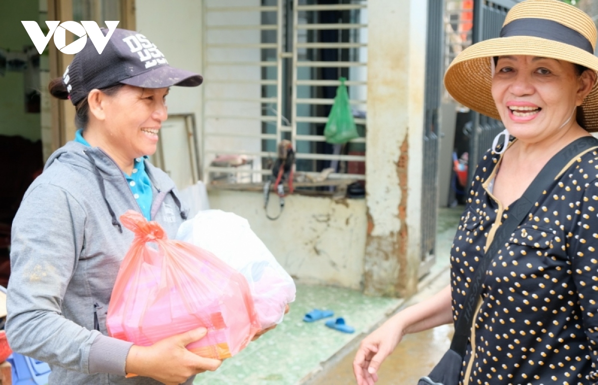 cam phuc nguoi dan ong cuu nguoi trong lu du hinh anh 2