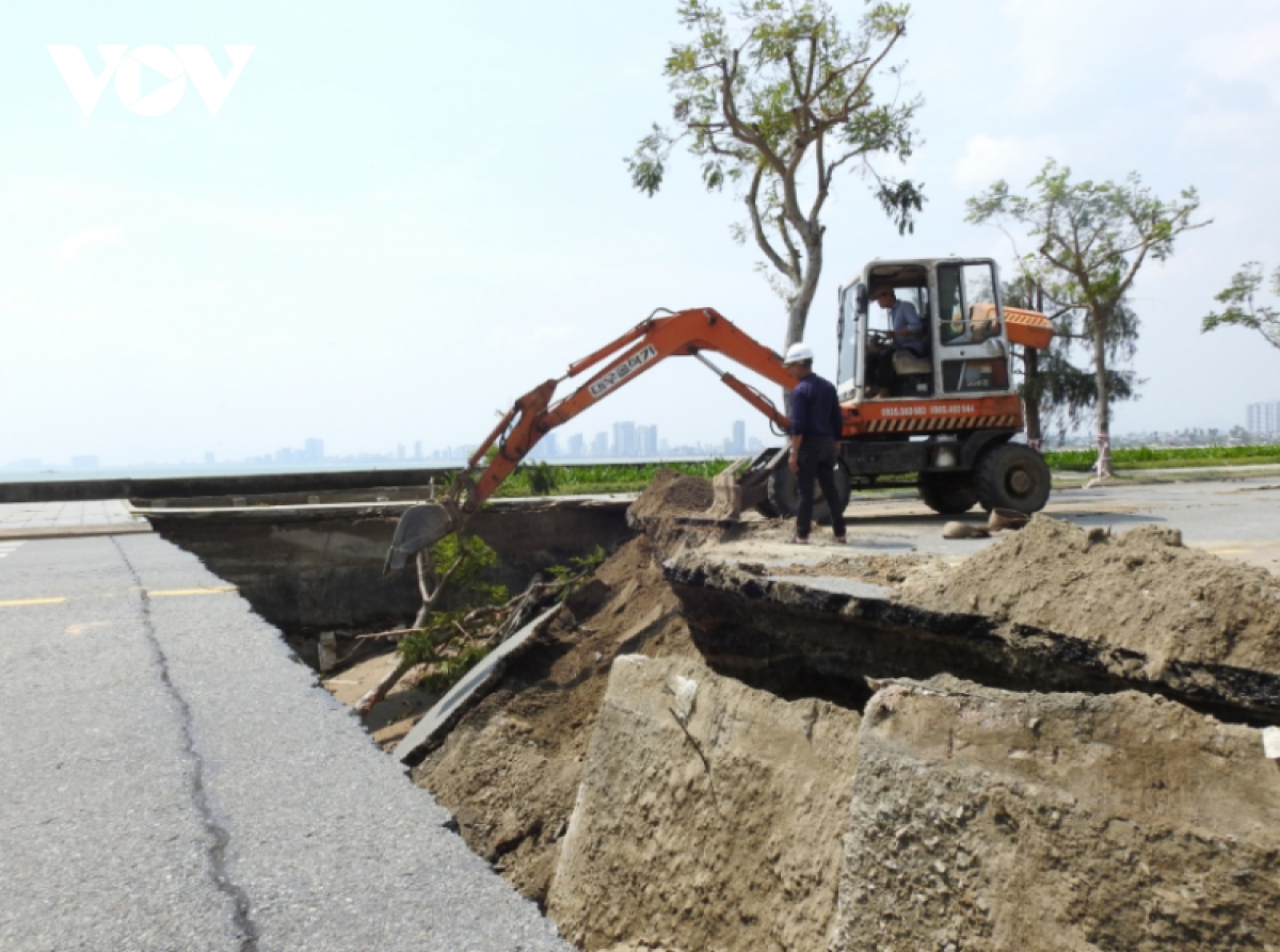 Miền Trung khắc phục hậu quả mưa lũ, sẵn sàng ứng phó bão số 6