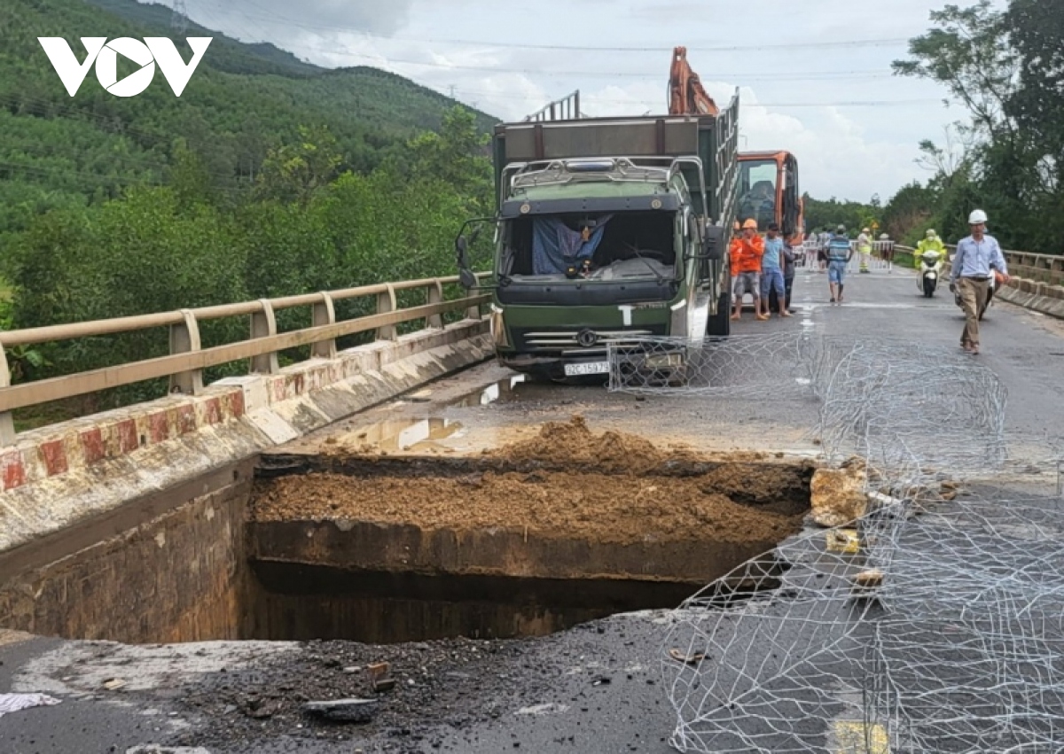 Mưa lớn ở Quảng Nam khiến giao thông ách tắc nhiều khu dân cư ngập lụt