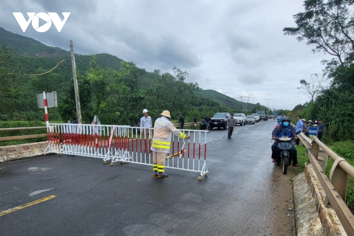 mua lon o quang nam khien giao thong ach tac, nhieu khu dan cu ngap lut hinh anh 2