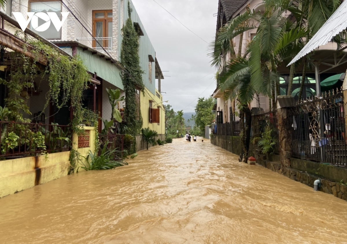 mua lon o quang nam khien giao thong ach tac, nhieu khu dan cu ngap lut hinh anh 4