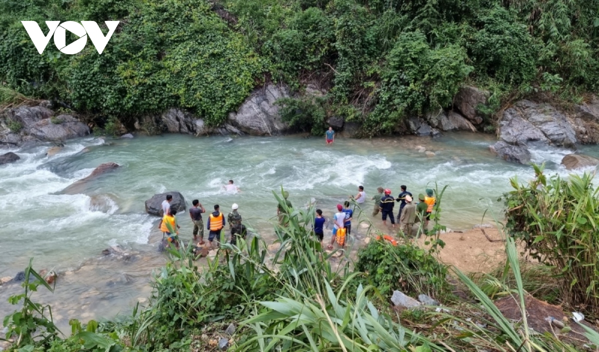 ngay dem dam minh tim nan nhan mat tich sau vu sat lo o thuy dien ka tinh 1 hinh anh 2