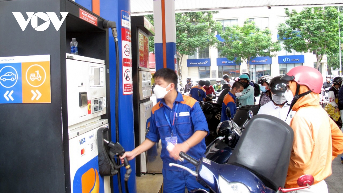 Người dân TP.HCM vẫn chật vật mua xăng