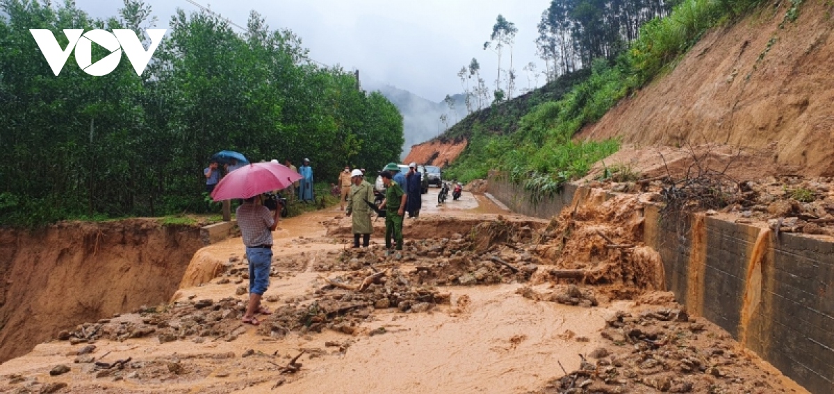 mua lon gay sat lo, di doi cac ho dan o vung nui an lao, binh Dinh hinh anh 2