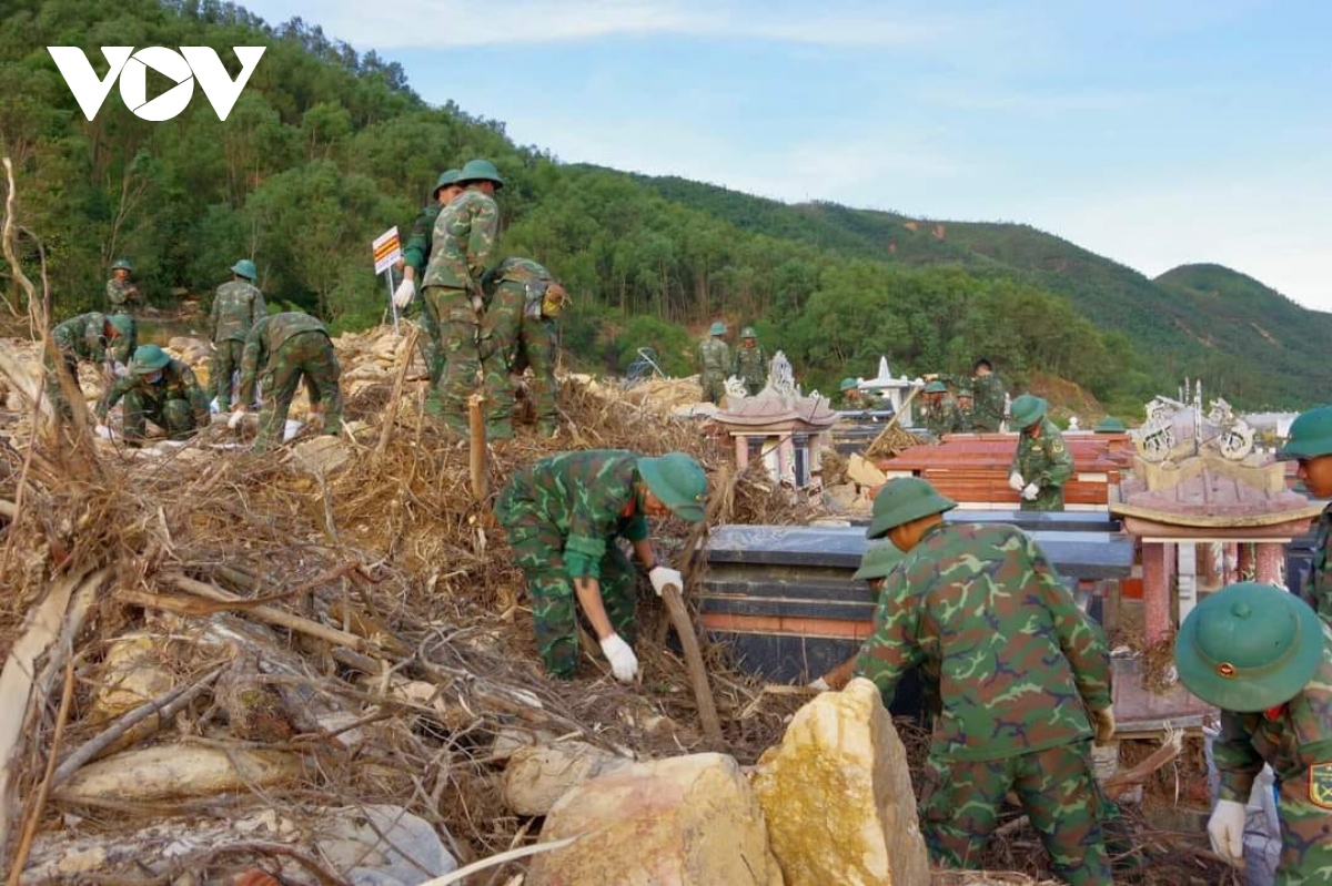 hon 600 ngoi mo bi dat da vui lap va cuon troi tai nghia trang hoa son hinh anh 3