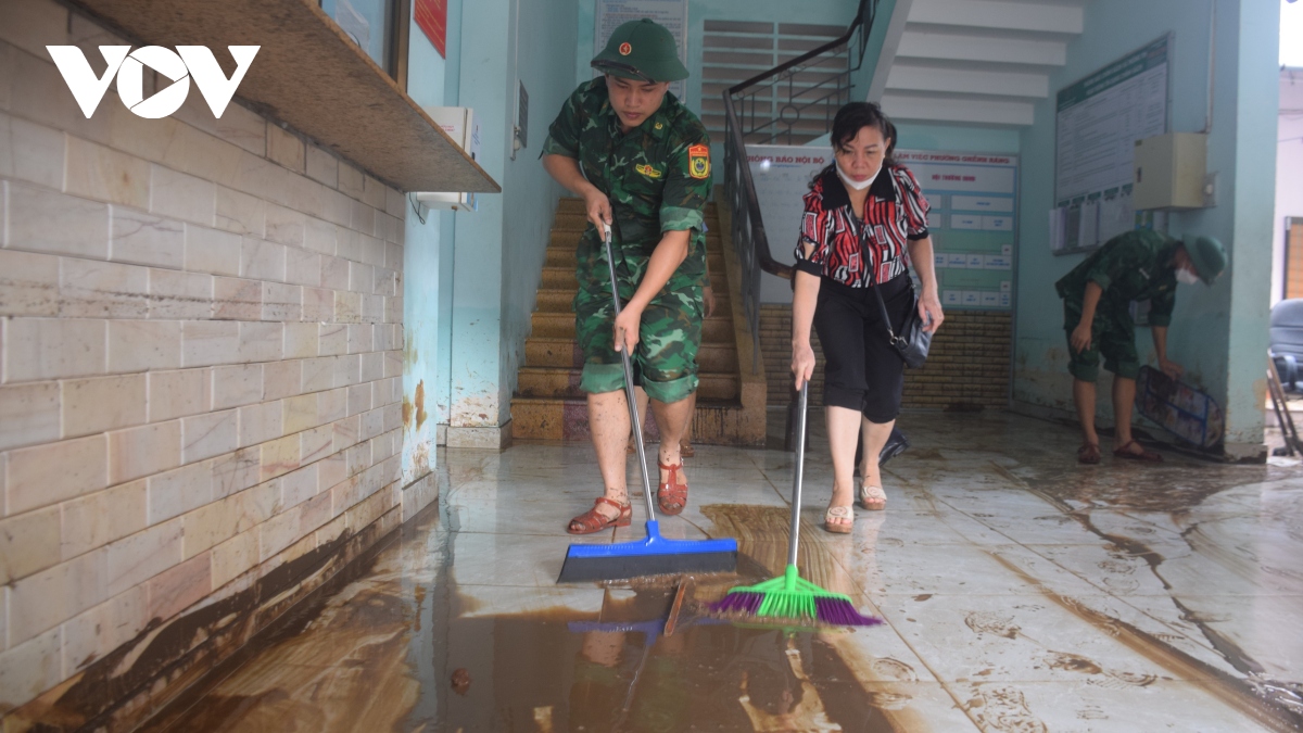 bo doi, cong an giup nguoi dan don nha cua sau lu hinh anh 4