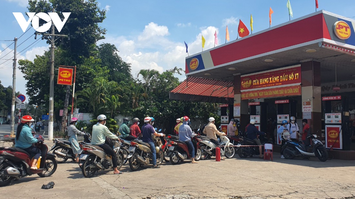 nguoi dan o binh duong, binh phuoc kho so di mua xang hinh anh 5