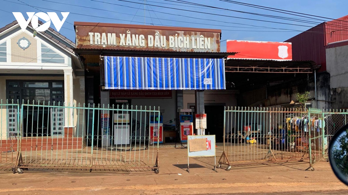 nguoi dan o binh duong, binh phuoc kho so di mua xang hinh anh 2