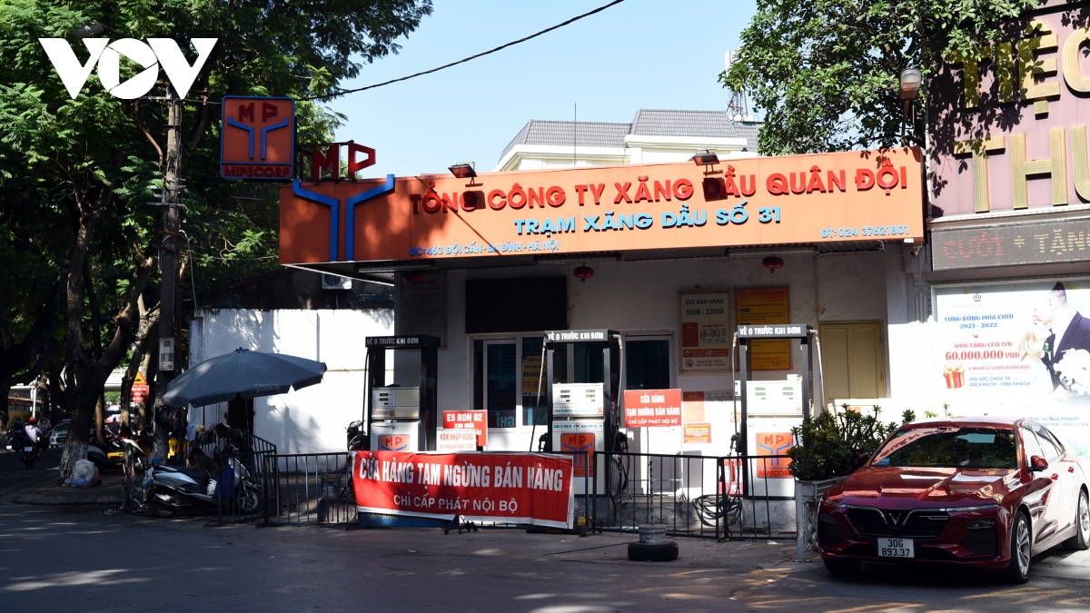 nhieu cua hang ban xang nho giot, nguoi ha noi chon chan duoi nang cho mua hinh anh 4