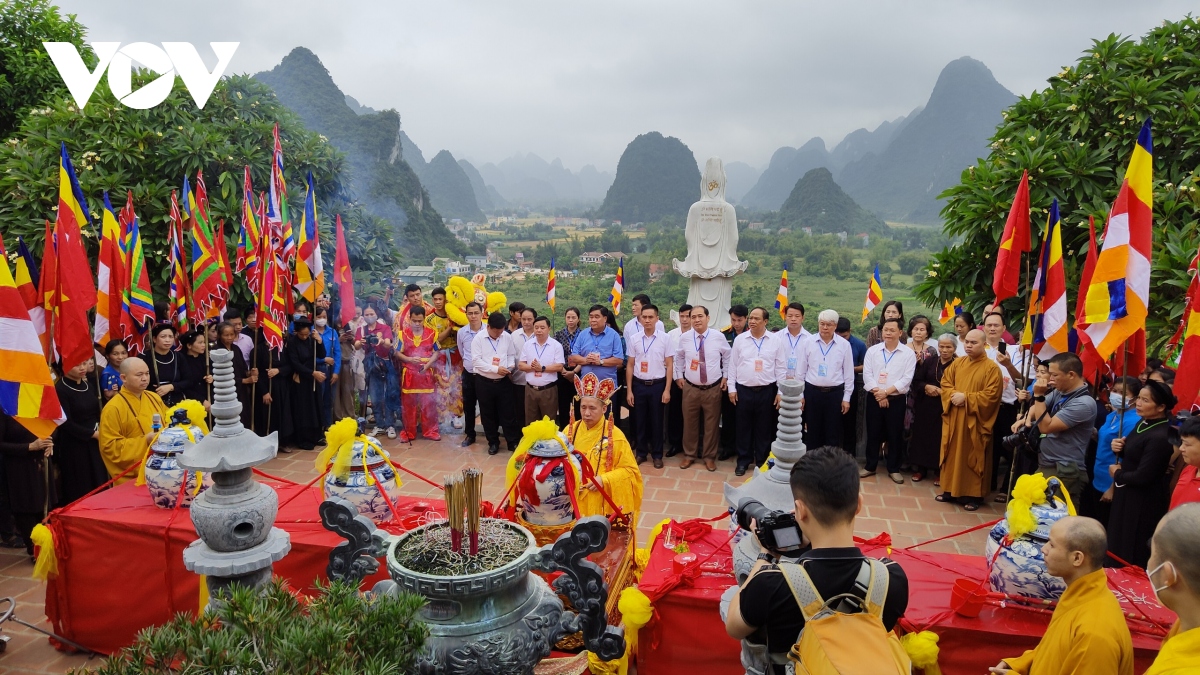 hang ngan nguoi no nuc ve du le hoi thac ban gioc - cao bang hinh anh 2