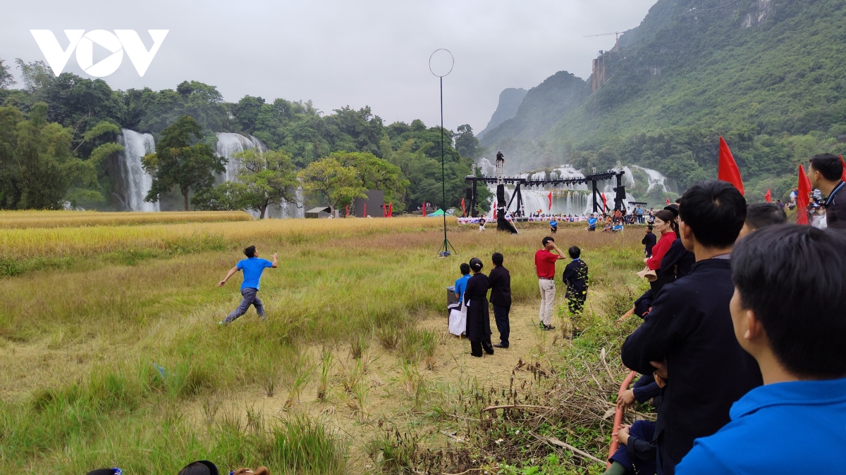 hang ngan nguoi no nuc ve du le hoi thac ban gioc - cao bang hinh anh 8