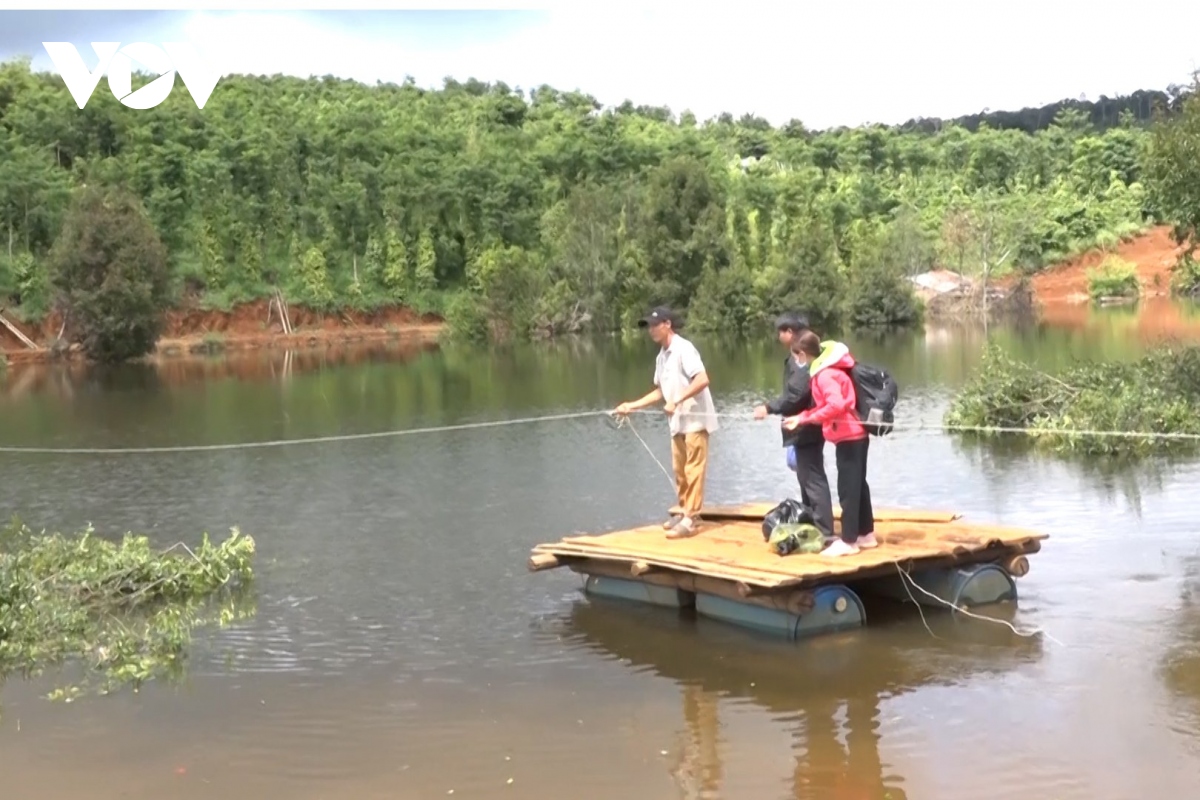 Thủy lợi ngập mất đường đi, hàng trăm hộ dân kết bè để vượt hồ Đăk N’ting