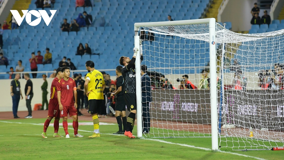 sự cố hy hữu trong trận đấu Đt việt nam thắng dortmund hình ảnh 1 su co hy huu trong tran dau Dt viet nam thang dortmund hinh anh 1