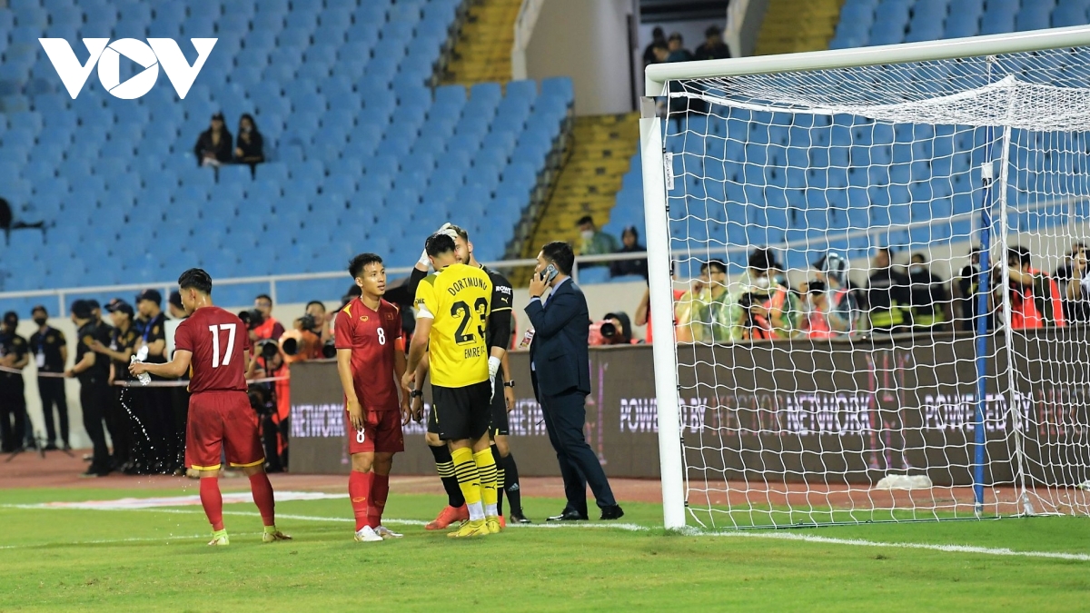 sự cố hy hữu trong trận đấu Đt việt nam thắng dortmund hình ảnh 2 su co hy huu trong tran dau Dt viet nam thang dortmund hinh anh 2