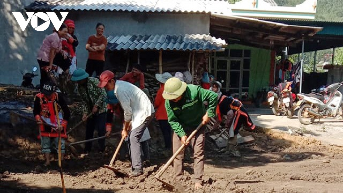 gan 1.000 can bo, chien si cong an ho tro nguoi ngheo lam nha don tet hinh anh 14