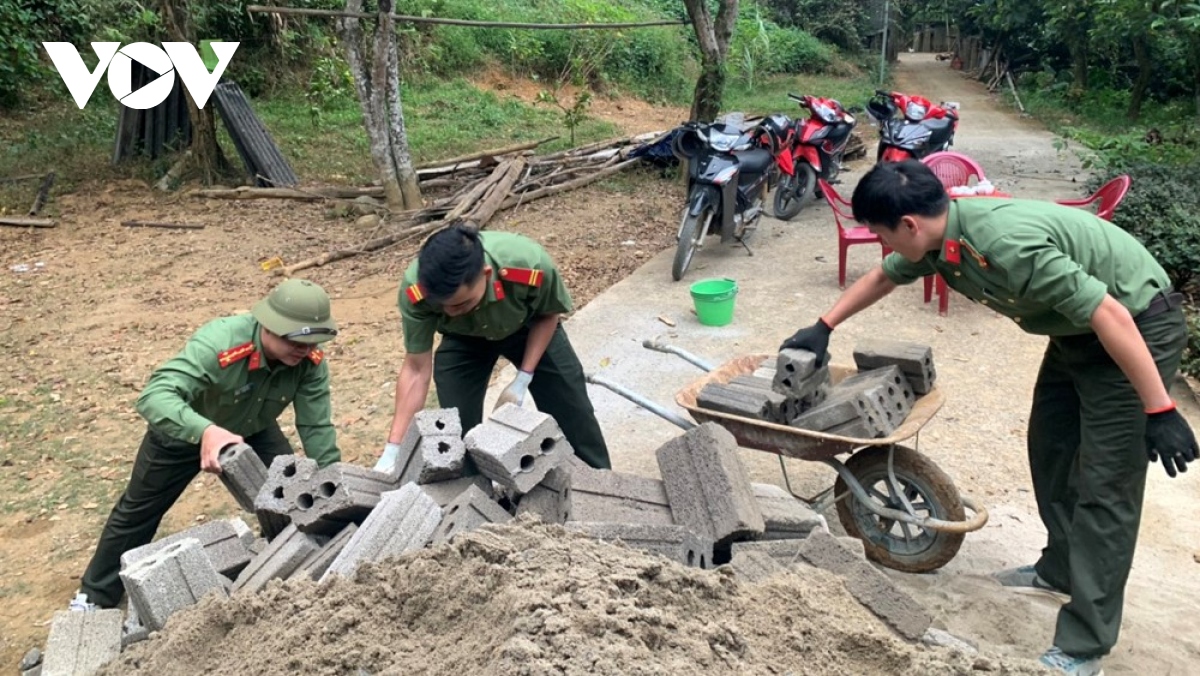 gan 1.000 can bo, chien si cong an ho tro nguoi ngheo lam nha don tet hinh anh 4