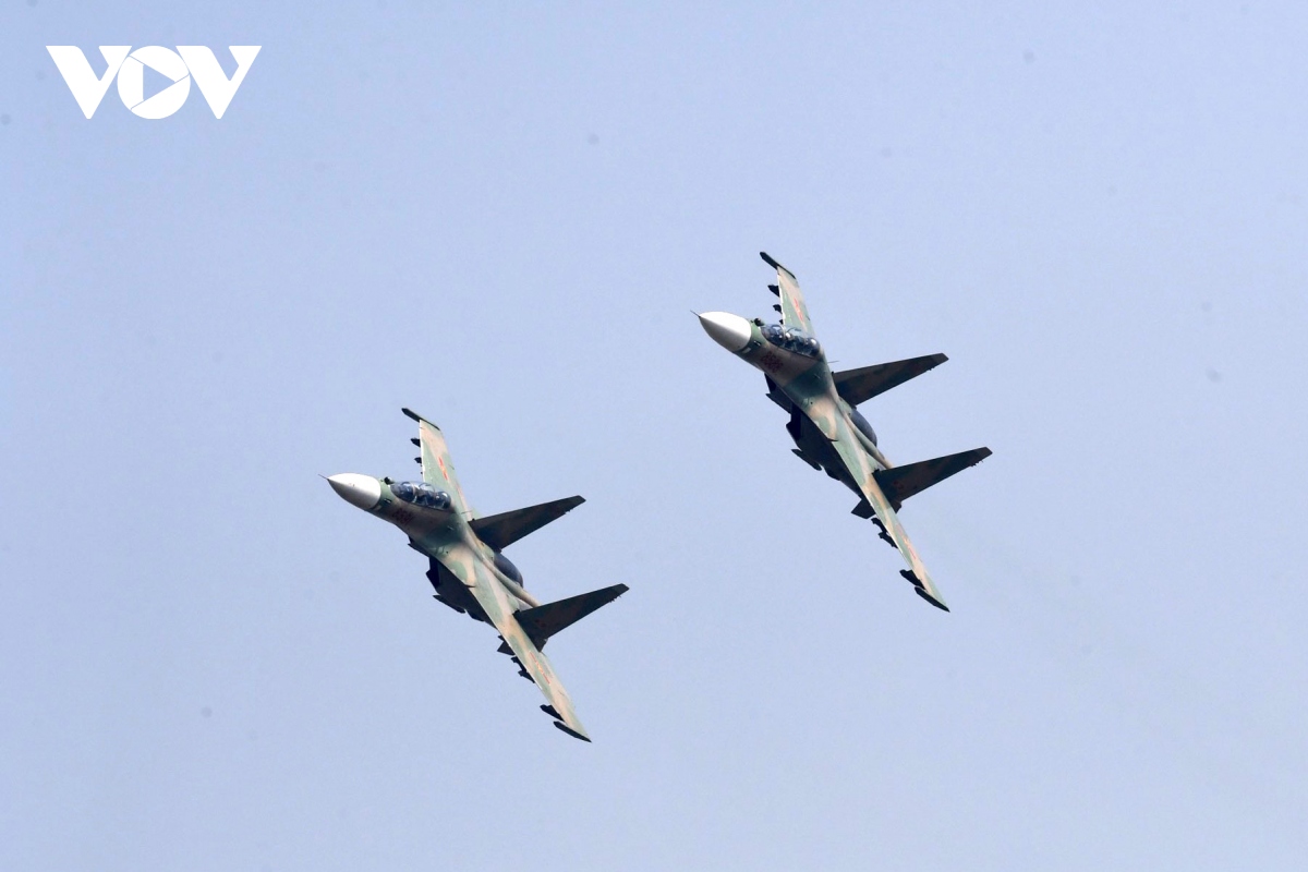 tiem kich su-30mk2 trinh dien tha bay moi nhiet tren bau troi thu do ha noi hinh anh 8