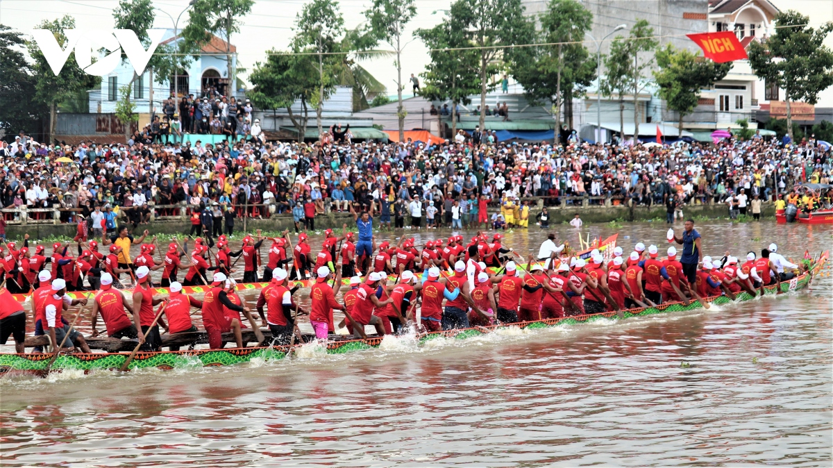 nguoi dan loi nuoc xem dua ghe ngo dong bao khmer hinh anh 8