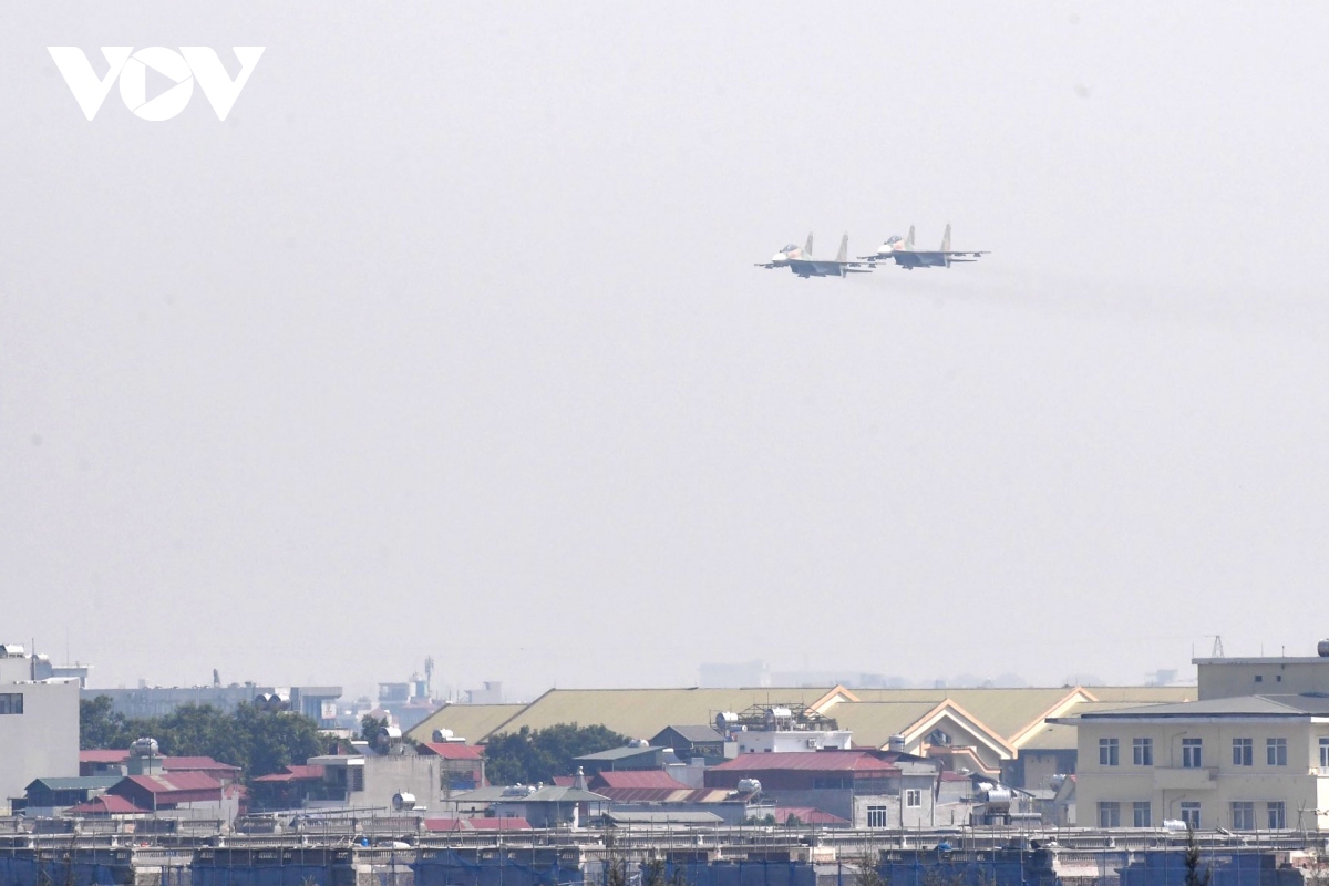 Tiêm kích Su-30MK2 trình diễn thả bẫy mồi trên bầu trời thủ đô Hà Nội
