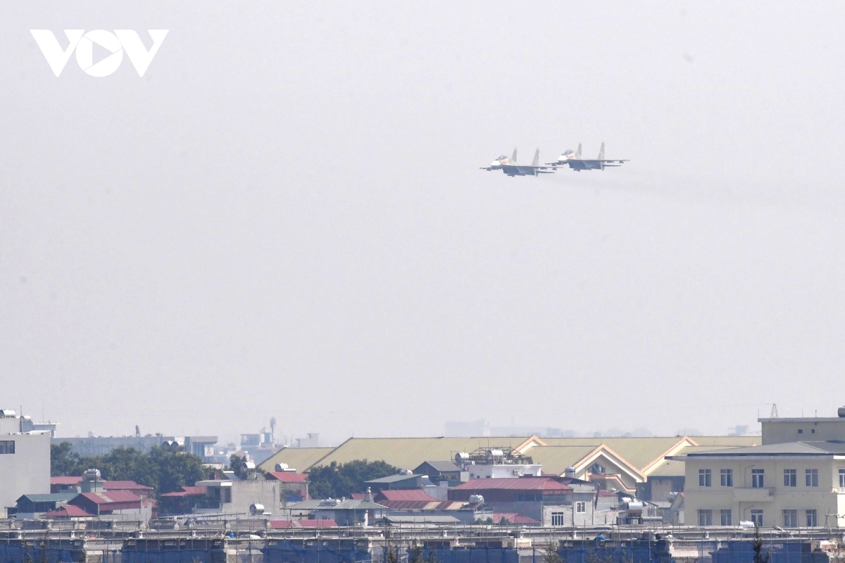 tiem kich su-30mk2 trinh dien tha bay moi nhiet tren bau troi thu do ha noi hinh anh 1