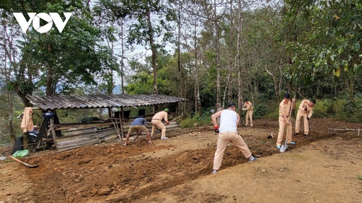 Gần 1.000 cán bộ, chiến sĩ công an hỗ trợ người nghèo làm nhà đón Tết