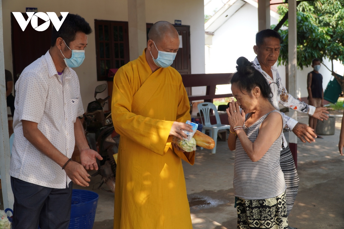 Phật tử Việt Nam tại Lào giữ gìn truyền thống “Thương người như thể thương thân”