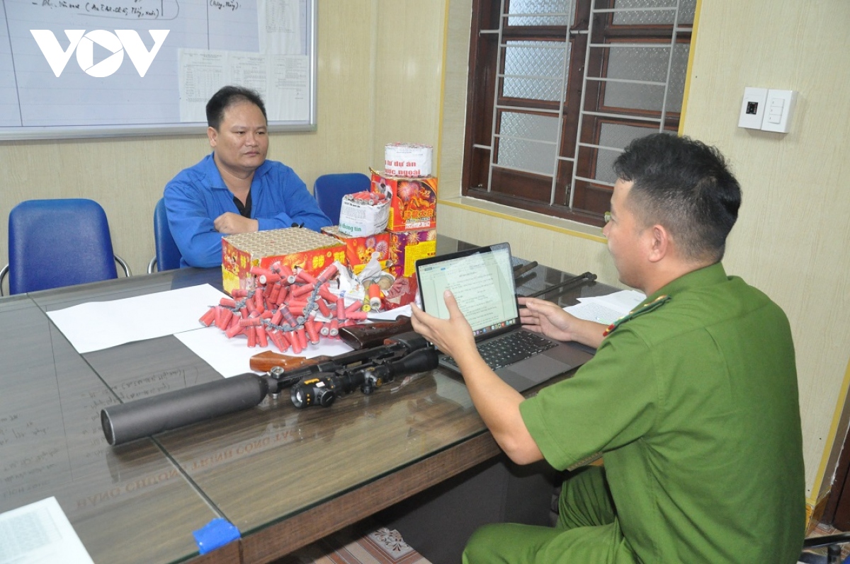 bat giu doi tuong tang tru 4 khau sung cung 12 kg phao no hinh anh 1