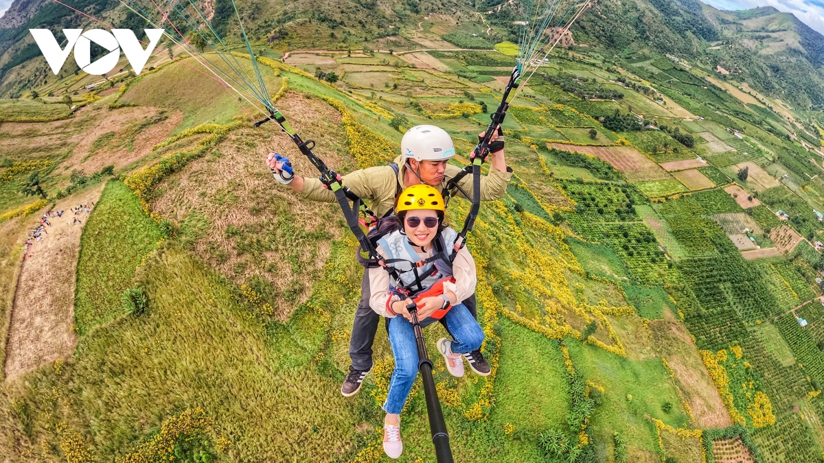 trải nghiệm bay lượn trên miệng núi lửa chư Đăng ya hình ảnh 12 trai nghiem bay luon tren mieng nui lua chu Dang ya hinh anh 12