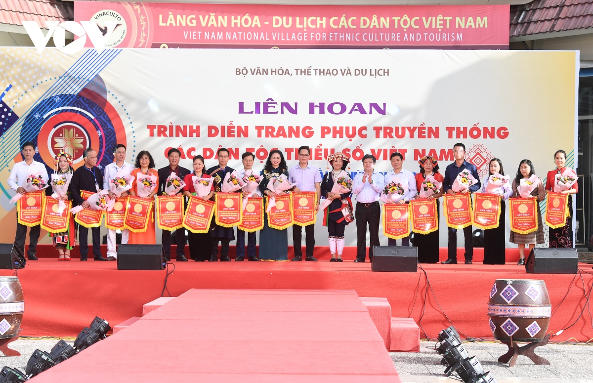 ngam trang phuc truyen thong ruc ro sac mau cua cac dan toc viet nam hinh anh 1