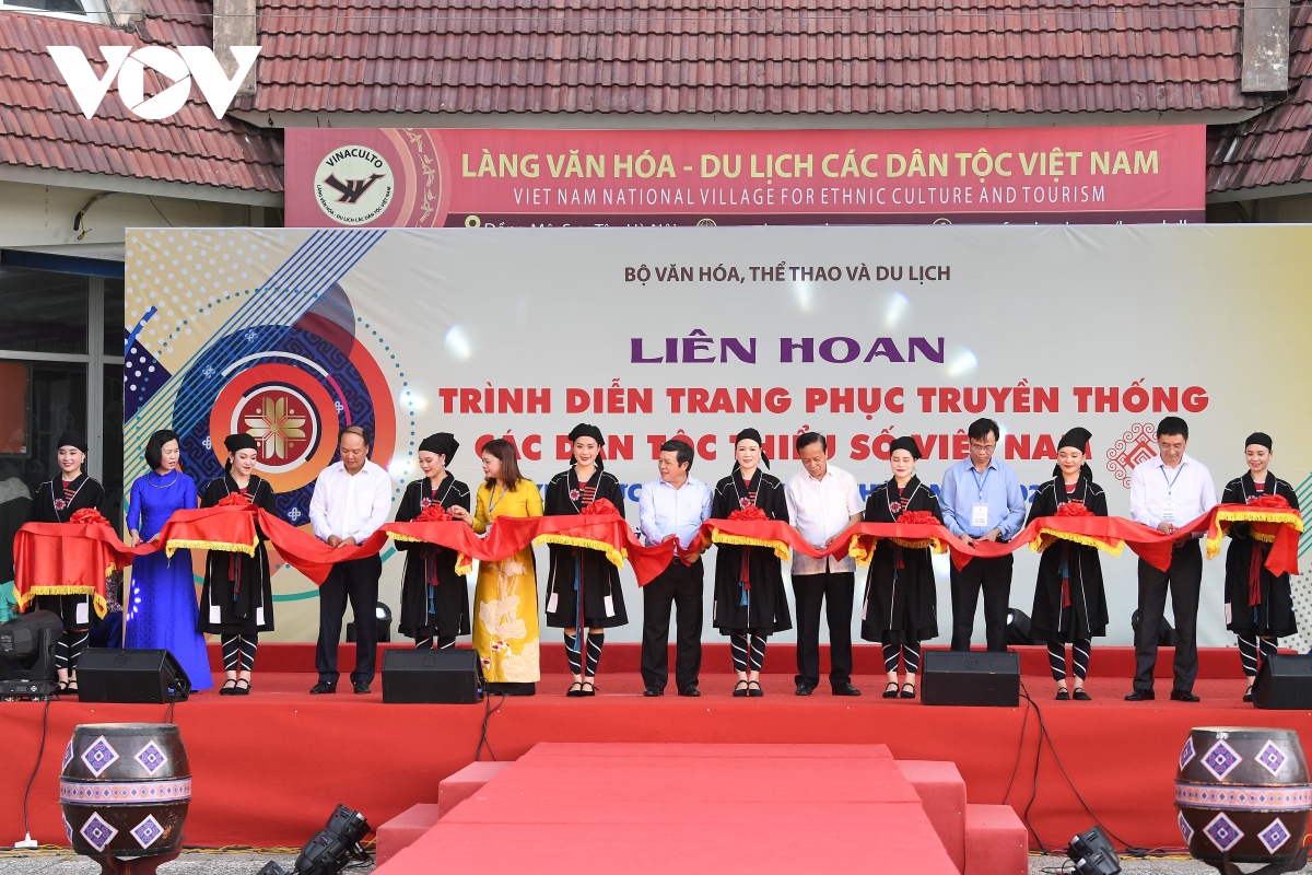 ngam trang phuc truyen thong ruc ro sac mau cua cac dan toc viet nam hinh anh 2