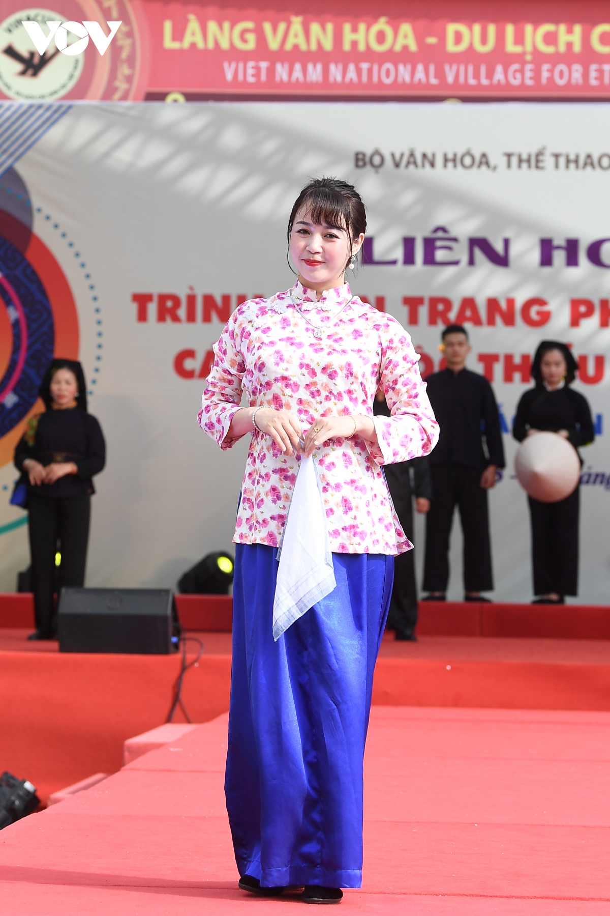 ngam trang phuc truyen thong ruc ro sac mau cua cac dan toc viet nam hinh anh 9